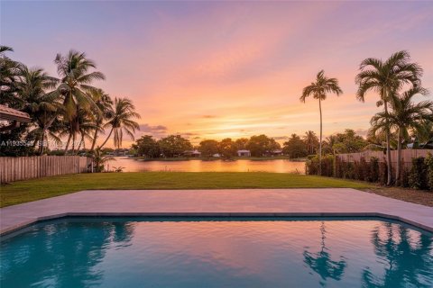 House in Miami, Florida 4 bedrooms, 270.53 sq.m. № 2077834