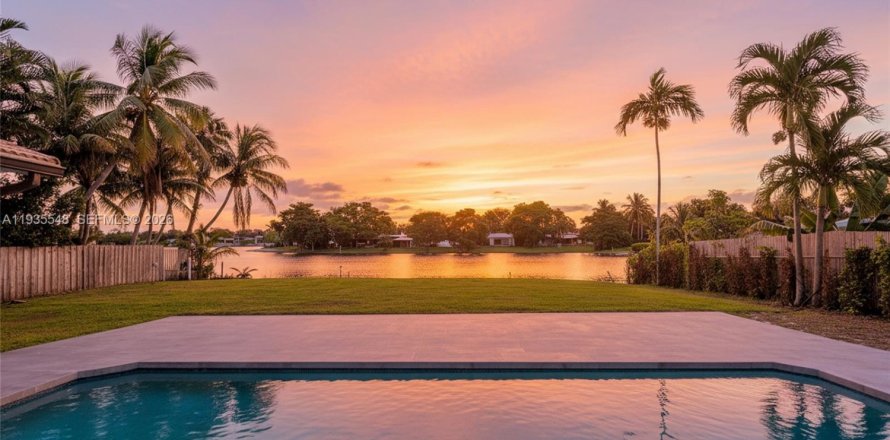House in Miami, Florida 4 bedrooms, 270.53 sq.m. № 2077834
