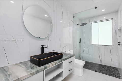 House in Miami, Florida 4 bedrooms, 270.53 sq.m. № 2077834 - photo 10