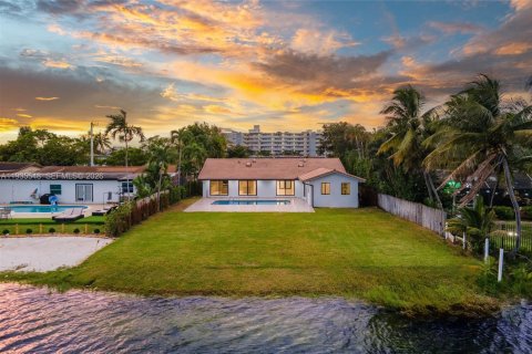 House in Miami, Florida 4 bedrooms, 270.53 sq.m. № 2077834 - photo 19