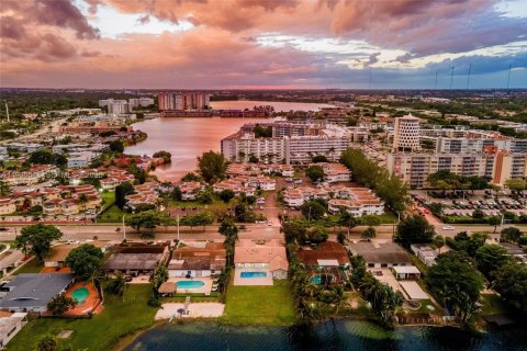 House in Miami, Florida 4 bedrooms, 270.53 sq.m. № 2077834 - photo 21