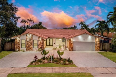 House in Miami, Florida 4 bedrooms, 270.53 sq.m. № 2077834 - photo 22
