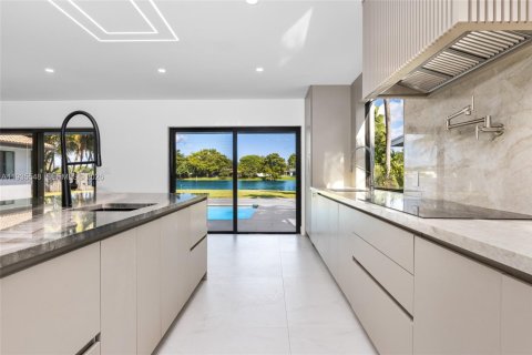 House in Miami, Florida 4 bedrooms, 270.53 sq.m. № 2077834 - photo 14