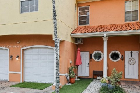 Townhouse in Hollywood, Florida 3 bedrooms, 146.79 sq.m. № 2011696 - photo 2