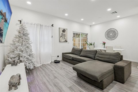 Townhouse in Hollywood, Florida 3 bedrooms, 146.79 sq.m. № 2011696 - photo 8