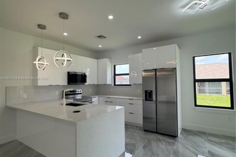 House in Lehigh Acres, Florida 3 bedrooms, 127.37 sq.m. № 2012971 - photo 4