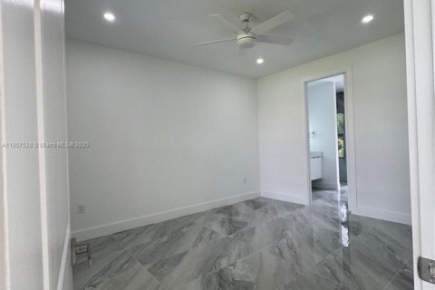 House in Lehigh Acres, Florida 3 bedrooms, 127.37 sq.m. № 2012971 - photo 6