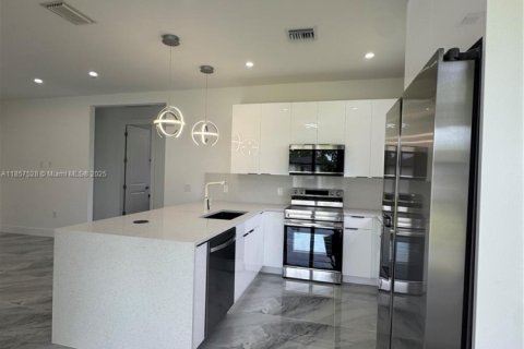 House in Lehigh Acres, Florida 3 bedrooms, 127.37 sq.m. № 2012971 - photo 5