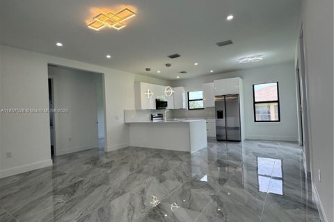 House in Lehigh Acres, Florida 3 bedrooms, 127.37 sq.m. № 2012971 - photo 3