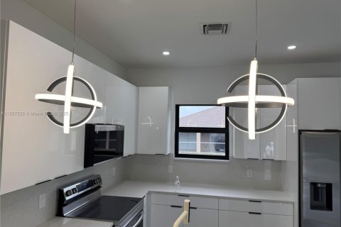 House in Lehigh Acres, Florida 3 bedrooms, 127.37 sq.m. № 2012971 - photo 13