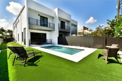 Townhouse in Fort Lauderdale, Florida 4 bedrooms № 1155632 - photo 1