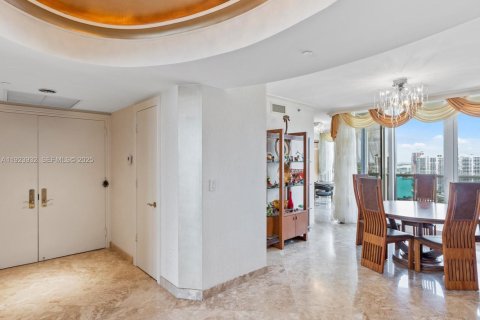 Condo in Sunny Isles Beach, Florida, 3 bedrooms  № 1991238 - photo 12
