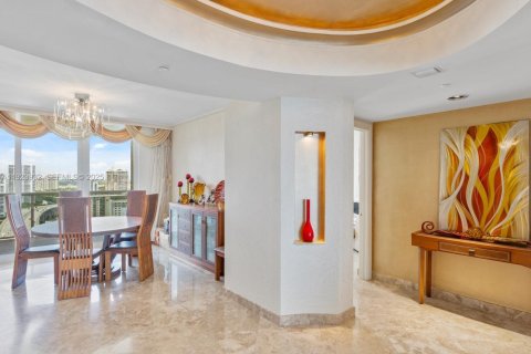 Condo in Sunny Isles Beach, Florida, 3 bedrooms  № 1991238 - photo 13