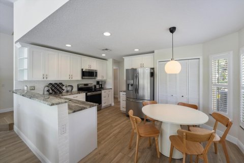 House in Wellington, Florida 4 bedrooms, 199.93 sq.m. № 2175866 - photo 6