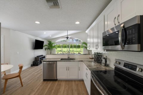 House in Wellington, Florida 4 bedrooms, 199.93 sq.m. № 2175866 - photo 5