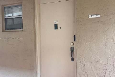 Condo in Plantation, Florida, 2 bedrooms  № 1987697 - photo 15