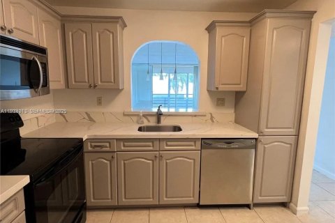 Condo in Plantation, Florida, 2 bedrooms  № 1987697 - photo 3