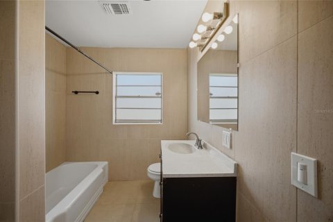 House in Tampa, Florida 3 bedrooms, 181.16 sq.m. № 2227595 - photo 21
