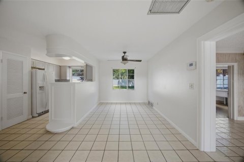 House in Tampa, Florida 3 bedrooms, 181.16 sq.m. № 2227595 - photo 9