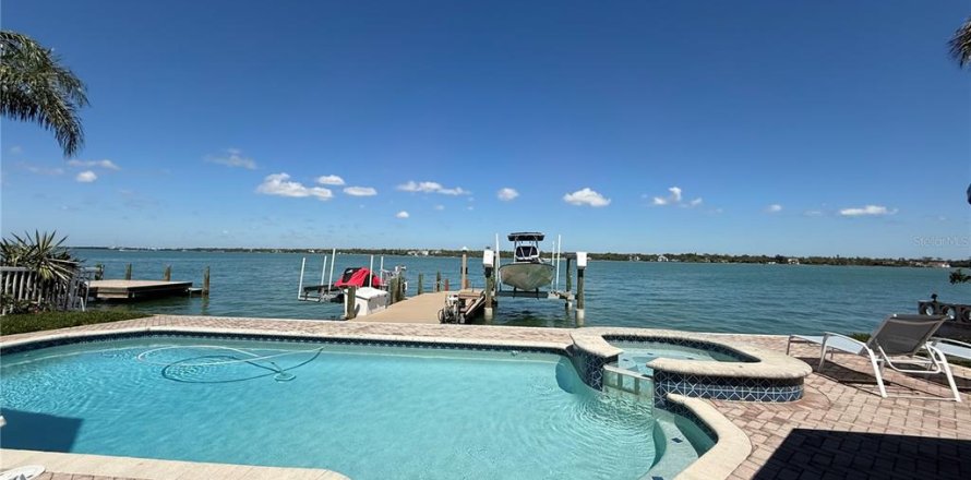 Villa ou maison à Treasure Island, Floride 4 chambres, 308.9 m2 № 2223560