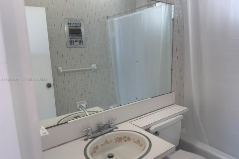 Condo in Miami Beach, Florida, 1 bedroom  № 2039118 - photo 13