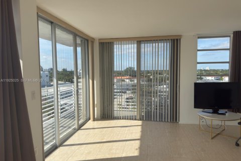 Condo in Miami Beach, Florida, 1 bedroom  № 2039118 - photo 3