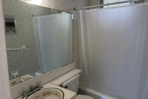 Condo in Miami Beach, Florida, 1 bedroom  № 2039118 - photo 14