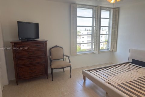 Condo in Miami Beach, Florida, 1 bedroom  № 2039118 - photo 12