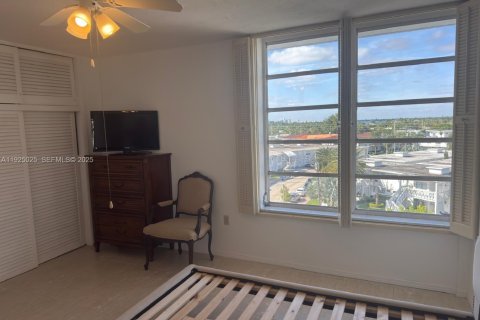 Condo in Miami Beach, Florida, 1 bedroom  № 2039118 - photo 11