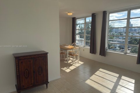 Condo in Miami Beach, Florida, 1 bedroom  № 2039118 - photo 7