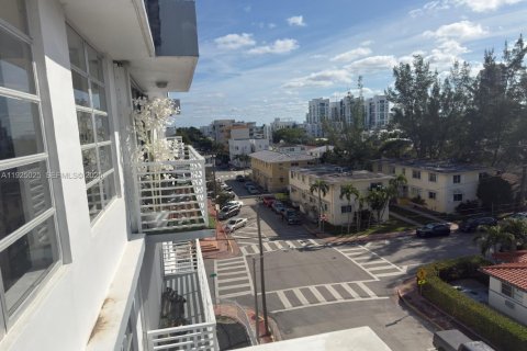 Condo in Miami Beach, Florida, 1 bedroom  № 2039118 - photo 18