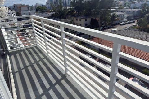 Condo in Miami Beach, Florida, 1 bedroom  № 2039118 - photo 2