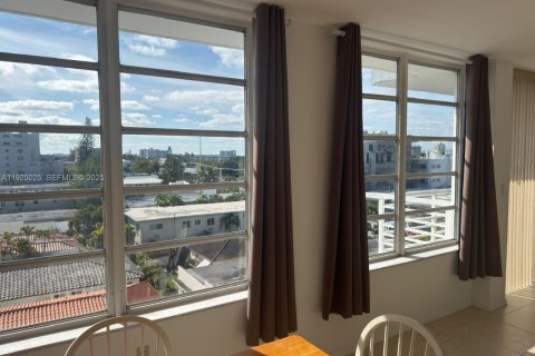 Condo in Miami Beach, Florida, 1 bedroom  № 2039118 - photo 9