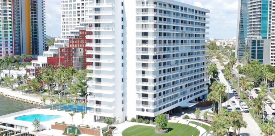 Condominio en Miami, Florida, 1 dormitorio  № 1855047