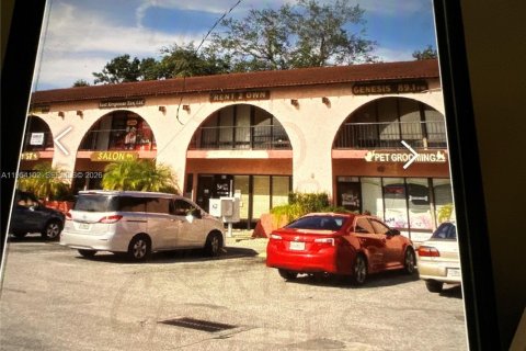 Commercial property in Kissimmee, Florida № 2010023
