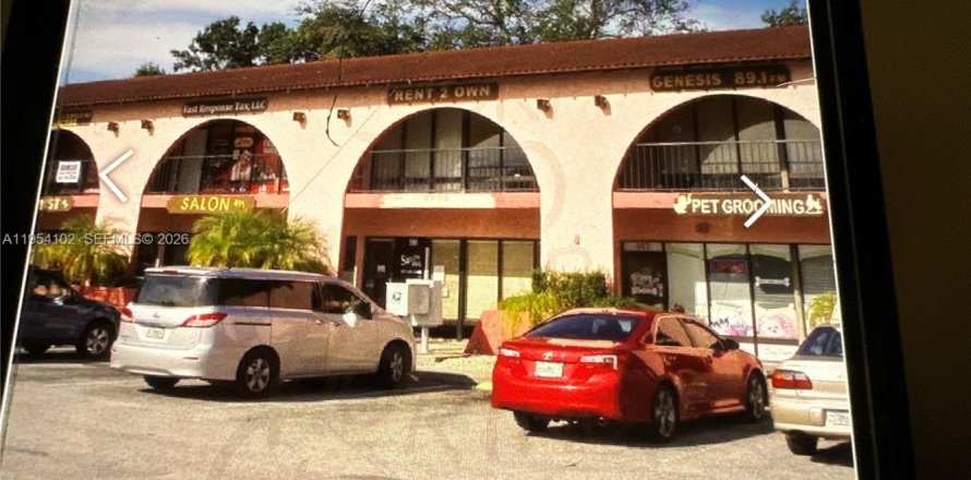 Commercial property in Kissimmee, Florida № 2010023