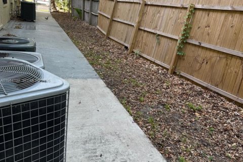 Commercial property in Kissimmee, Florida № 2010023 - photo 6