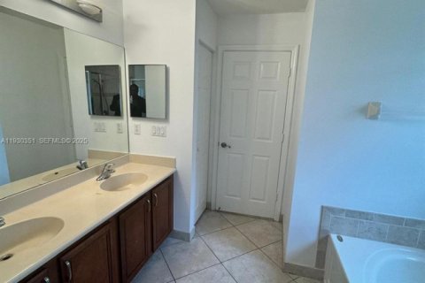 House in Miramar, Florida 4 bedrooms, 249.35 sq.m. № 1994950 - photo 17