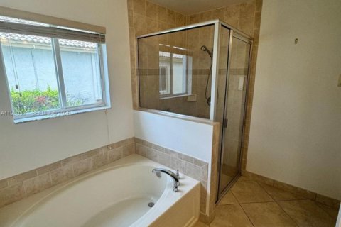 House in Miramar, Florida 4 bedrooms, 249.35 sq.m. № 1994950 - photo 14