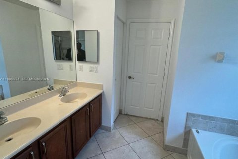 House in Miramar, Florida 4 bedrooms, 249.35 sq.m. № 1994950 - photo 18