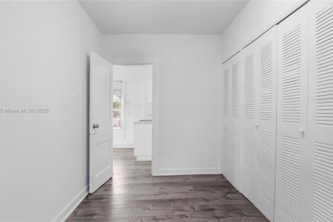 House in Miami, Florida 1 bedroom, 51.1 sq.m. № 1925255 - photo 3