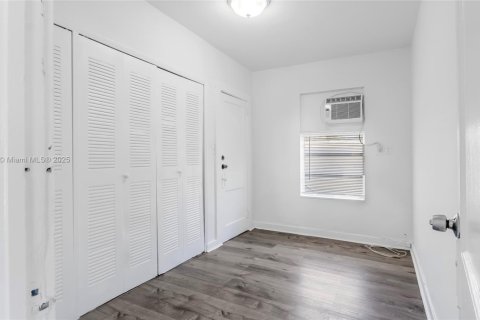 House in Miami, Florida 1 bedroom, 51.1 sq.m. № 1925255 - photo 2