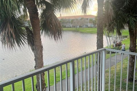 Condo in Coconut Creek, Florida, 2 bedrooms № 2242753 - photo 9