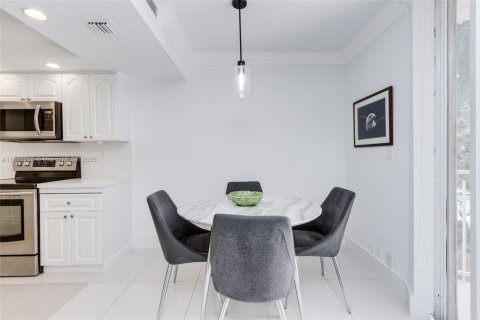 Condo in Miami, Florida, 2 bedrooms  № 1882420 - photo 16