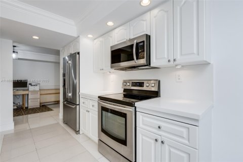 Condo in Miami, Florida, 2 bedrooms  № 1882420 - photo 11