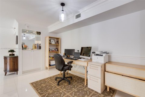 Condo in Miami, Florida, 2 bedrooms  № 1882420 - photo 26