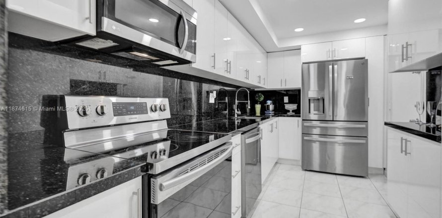 Condominio en Hallandale Beach, Florida, 2 dormitorios № 1928951