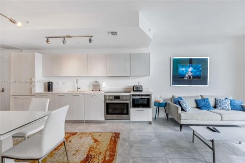 Condominio en alquiler en Miami, Florida, 1 dormitorio, 69.31 m2 № 1633646 - foto 2