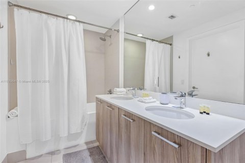 Condominio en alquiler en Miami, Florida, 1 dormitorio, 69.31 m2 № 1633646 - foto 17