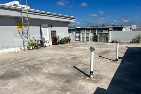 Copropriété à vendre à Hallandale Beach, Floride: 2 chambres, 157.93 m2 № 2385193 - photo 7